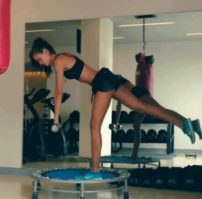 Мне нравятся девушки, как на первой картинке. На второй по-моему уже какой-то гламурный мужик...