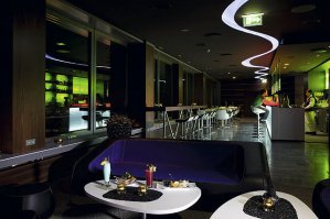 Кажется, не только автомобили, но и теплоходы пользуются этим брендом!