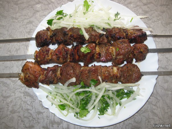 Вот у нас В Кабардино-Балкарии есть очень,ну просто очень, хорошие столовые цена за обед в среднем 150 рублей, покушаете просто с большим удовольствием: лагман, солянка, борщи, лягур, гедлибже, котлетки куриные говяжьи, хичины, беляши и конечно шашлык.