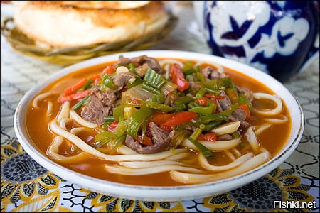 Вот у нас В Кабардино-Балкарии есть очень,ну просто очень, хорошие столовые цена за обед в среднем 150 рублей, покушаете просто с большим удовольствием: лагман, солянка, борщи, лягур, гедлибже, котлетки куриные говяжьи, хичины, беляши и конечно шашлык.