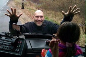 создаются экспедиции на поиски снежного человека, а он побрился и в думе