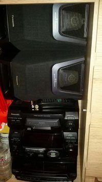 У меня другая реликвия конца 90-тых в комоде хранится в идеальном состоянии...Panasonic SA-AK5...(следующий его вариант был уже без кнопок кассетных дек)...куплен на первую зарплату, потому и храню...через 10 лет купил с женой SAMSUNG с тремя дисками...он хоть и "моложе" но CD лоток парится и звук жене сразу не понравился..."тупой" а у первого "мягкий" и "более объёмный"...Самсунг отнёс в гараж, там всё-равно под какой долбёж бухать