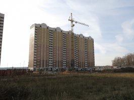г.Обнинск. СУ-155. Обманутые дольщики. Строить дома начали с легкой руки губернатора - вот и стоят теперь эти бетонные коробки без коммуникаций и шансов на окончание строительства в ближайшие годы.Очень похожи дома, не находите?