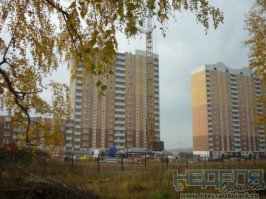 г.Обнинск. СУ-155. Обманутые дольщики. Строить дома начали с легкой руки губернатора - вот и стоят теперь эти бетонные коробки без коммуникаций и шансов на окончание строительства в ближайшие годы.Очень похожи дома, не находите?