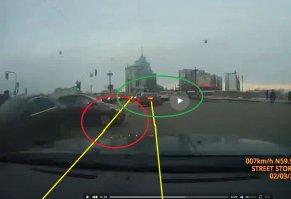 Еслиб он выезжал на мост, траектория была бы как у авто спереди, тут же получается с крайнего правого . Ну не знаю...если только в питере пдд по другому действуют,чем во всей России...