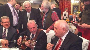 надо вот эти 2 фото совместить