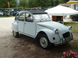 Не надо никому ничего забивать - вспомните, все страны проходили через это, когда ныжны были массовые и дешевые автомобили - и Ситроен Де-Шво, фольксваген Жук, БМВ Изетта и т. д., и они еще и ездят!!! На фото - сентябрь 2014 г., Венеция, Пунто Саббионе.