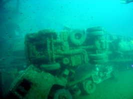 Кипр, Ларнака.
Корабль Zenobia перевозил более 100 грузовиков и завалился на один бок и утонул. На дне лежит корабль и десяток 40-тонных грузовиков. Как гигантский ребенок игрушки раскидал..
 если интересно.