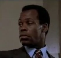 Шеффер и Макфи. "Свидетель (Witness)" 1985.

Девятилетний мальчик становится свидетелем зверского убийства: прямо на его глазах в туалете филадельфийского вокзала два человека безжалостно зарезали молодого мужчину. Оказывается, убитый был тайным агентом отдела по борьбе с наркотиками. Теперь мальчик- единственный свидетель, который может помочь детективу Джону Буку найти преступников.

Лицо одного убийцы навсегда впечаталось в детскую память. И мальчик увидел его снова, когда его привезли для дачи показаний в местный полицейский участок — он увидел фото убийцы на доске почета полицейского управления. С этой минуты за маленьким свидетелем и его единственным защитником, инспектором Буком, начинается охота.