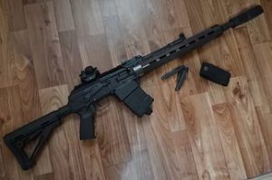 Снова  обзор  для  школьников.. Ну пишите глупости, пошлости, да  хоть  бред - не пишите как тут, соплями по  окошку !
-------------------------

 Россия - одна из немногих стран мира  где  (пусть и через геморой, дорого но...) , где  можно  преобрести и пользовать СВД и   дробовик спецназа.  Да  -да !  Ту самую СВД - которая  Драгунова, боевую, точнее списаную. Да - с приклёпаным прицельным приспособлением  которое  незя  снимать по закону - зато можно менять обвязку  на  современную  и можно ставить второй прицел. Хоть ПНВ.
 Да - у нас  вепрь и  сайга считаются охотничьим оружием. Но вот  в половине стран оно считается   вооружением спецназа.  Ибо   стрелять с  оного можно  не намного медленее  чем в автоматическом  режими  да  и при  такой  моще, да  со средней и коротко-средней дистнации на которую он  расчитан, оные стволы  получьше ментовских коротышей будут.  Хоть и громозкие. Но можно и булпап сделать вв пределах  разрешонных законом. Там есть  ньюансы.

Беда в  том что если  даже на теьбя напали  4   рожи, прямо на твоих  глазах зарезали твою  жену, изнасиловали дочь  а тебе  дали по морже.. и ты   открытой ладонью  врезал нападающему п лбу и  он сдох (скажем   слабая шея бцла у урода) то  ты СЯДЕШ !!! ЗА привышение самообороны ибо ТВОЕЙ  жиздни урод в  тот момент не угражал и  ножом  тебя ещё не резал. 
Да - зсучит как  бред  наркомана  - но  к сожалению  это не смущает судей раз за разом выносящих именно такие приговоры. Судьи  не хотят чтобы их сняли  из-за  плохой статистики которая будет  если  оправдательный приговор вынести. Своя  рубашка  ближе к телу.
И  оружее тут  не причём  -у всех бандитов  его завались в  плоть до гранатомётов у особо отмароженых (про запас) а  тт  вообже купить дело пары  часов  и  наличия хоть сколько то мутных знакомых.

 Ну и  на руках у  населения стволов тоже не кисло вообщето 0- и чёто никто никого пачьками не валит. Просто   населиние России  власть имущие считают быдлом и говном не имеющим права сопротивляться насилию.  Не достояных этого. Вот и всё Типа все  или уже  бандиты и  свтолы у  них есть , или в  органах и стволы у них тоже есть, или   барашек которого доят и сопротивляться  оному  существу не положено  - раз не мент и не бандит  значит овца которую стригут первые и вторые.  
 При таком  отношении власти   об  оружее  можно  особо не вспоминать даже в армии где  обычно  и пострелять не дадут тупо списав  боеприпасы  и даже не  выезжаю на стрельбы за всё время службы не разу.

---------------------
по  статье :

1) Нож носить с собой можно  только декоративый. Которым даже карандаш не заточить. да и  за тот могут  запереть на сутки до выяснения. Даже кухонный  нож можно перевозить только упокованый и в  багаже\сумке но не в кармане или на поясе. В прямую  такого закона нет - но есть   решения местных и ментовских  органов по которым  незя.

2) 3)  Балончик смотри про ножи - но  тут менты  обычно особо не пристают если  обьясняеш что  около  твоего дома (с указанием  адреса) бродит стая собак. Но зато их вообще с собой  носить незя. Вроде  как можно - но нельзя. Зарегестрируют и изымут.
- к тому же проив нариков  и  бухих зачастую не помогает. Они просто не понимают что   в них прыскают - тыкают. Правда и нож под рёбрами  у себя могут не заметить  отдельные  индивиды.. но вашей  роже от того не легче будет.

4) Пневматика.
 П О   З А К О  Н  У !!!!  это ОРУЖЕЕ !!!
 да - разрешонное как спортивный инвентарь. За городом, при перевозке  разряженным и в упаковке.. при  выстреле в человека  это сразу же квалифицируется равносильно применению  огнестрела и срок  дают  точно такой же  но условно как правило. Однако судимость будет даже если вы от машины алкаша на неё ссущего отгоняли.
Да и мощи мало даже с незаконной  доработкой - нападающего на вас не остановить  точно - даже с выбитым глазом  вас  будут бить. Долго и больно. Возможно насмерть (за  глаз) А так бы  только малясь попинали и то не факт.

5)Сигнальный пистолет без незаконной  переделки  в  убойную хрень  бесполезен.  Не знаю считается  ли он  оружеем  или всё же пусковым преспособлением.. зная  наших законодателей - думаю  оружием.

6) арбалеты  и луки  с  убойной мощой способной пробить зимнюю  оджежду    по нашим  законам точно такое же  оружее как и  карабин . Даже опаснее  ибо для охоты применяется  крайне редко и сложен в управлении. Дадут максимальный срок  без вариантов - если успеете этой  дурой воспользоватся  для   целей нападаения или обороны.

7) при использовании подручных средств дают один фиг срок за превышение самообороны. Но без надбавки связанной с  оружием. Но вам  от  этого не легче - срок  дадут реальный а не условный  даже в случае самозащиты с летальным  итогом.

----------------
Вывод : Имейте    ствол. Просто факт вашего нахождения в  базе  данных   которую можно купить в переходе, вас обезопасить от кучи проблем  начиная с коллекторов и  заканчивая банальными  домушниками. Да и участковый  трижды подумает стоит  ли  идти выносить вам мозг по жалобе соседки.

---
--
-
-Лучьше иметь оружее и никогда им  не воспользоватся  чем  не иметь его и пожалеть об этом .