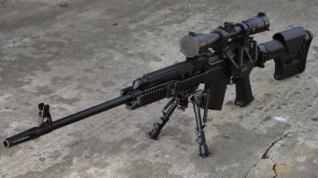 Снова  обзор  для  школьников.. Ну пишите глупости, пошлости, да  хоть  бред - не пишите как тут, соплями по  окошку !
-------------------------

 Россия - одна из немногих стран мира  где  (пусть и через геморой, дорого но...) , где  можно  преобрести и пользовать СВД и   дробовик спецназа.  Да  -да !  Ту самую СВД - которая  Драгунова, боевую, точнее списаную. Да - с приклёпаным прицельным приспособлением  которое  незя  снимать по закону - зато можно менять обвязку  на  современную  и можно ставить второй прицел. Хоть ПНВ.
 Да - у нас  вепрь и  сайга считаются охотничьим оружием. Но вот  в половине стран оно считается   вооружением спецназа.  Ибо   стрелять с  оного можно  не намного медленее  чем в автоматическом  режими  да  и при  такой  моще, да  со средней и коротко-средней дистнации на которую он  расчитан, оные стволы  получьше ментовских коротышей будут.  Хоть и громозкие. Но можно и булпап сделать вв пределах  разрешонных законом. Там есть  ньюансы.

Беда в  том что если  даже на теьбя напали  4   рожи, прямо на твоих  глазах зарезали твою  жену, изнасиловали дочь  а тебе  дали по морже.. и ты   открытой ладонью  врезал нападающему п лбу и  он сдох (скажем   слабая шея бцла у урода) то  ты СЯДЕШ !!! ЗА привышение самообороны ибо ТВОЕЙ  жиздни урод в  тот момент не угражал и  ножом  тебя ещё не резал. 
Да - зсучит как  бред  наркомана  - но  к сожалению  это не смущает судей раз за разом выносящих именно такие приговоры. Судьи  не хотят чтобы их сняли  из-за  плохой статистики которая будет  если  оправдательный приговор вынести. Своя  рубашка  ближе к телу.
И  оружее тут  не причём  -у всех бандитов  его завались в  плоть до гранатомётов у особо отмароженых (про запас) а  тт  вообже купить дело пары  часов  и  наличия хоть сколько то мутных знакомых.

 Ну и  на руках у  населения стволов тоже не кисло вообщето 0- и чёто никто никого пачьками не валит. Просто   населиние России  власть имущие считают быдлом и говном не имеющим права сопротивляться насилию.  Не достояных этого. Вот и всё Типа все  или уже  бандиты и  свтолы у  них есть , или в  органах и стволы у них тоже есть, или   барашек которого доят и сопротивляться  оному  существу не положено  - раз не мент и не бандит  значит овца которую стригут первые и вторые.  
 При таком  отношении власти   об  оружее  можно  особо не вспоминать даже в армии где  обычно  и пострелять не дадут тупо списав  боеприпасы  и даже не  выезжаю на стрельбы за всё время службы не разу.

---------------------
по  статье :

1) Нож носить с собой можно  только декоративый. Которым даже карандаш не заточить. да и  за тот могут  запереть на сутки до выяснения. Даже кухонный  нож можно перевозить только упокованый и в  багаже\сумке но не в кармане или на поясе. В прямую  такого закона нет - но есть   решения местных и ментовских  органов по которым  незя.

2) 3)  Балончик смотри про ножи - но  тут менты  обычно особо не пристают если  обьясняеш что  около  твоего дома (с указанием  адреса) бродит стая собак. Но зато их вообще с собой  носить незя. Вроде  как можно - но нельзя. Зарегестрируют и изымут.
- к тому же проив нариков  и  бухих зачастую не помогает. Они просто не понимают что   в них прыскают - тыкают. Правда и нож под рёбрами  у себя могут не заметить  отдельные  индивиды.. но вашей  роже от того не легче будет.

4) Пневматика.
 П О   З А К О  Н  У !!!!  это ОРУЖЕЕ !!!
 да - разрешонное как спортивный инвентарь. За городом, при перевозке  разряженным и в упаковке.. при  выстреле в человека  это сразу же квалифицируется равносильно применению  огнестрела и срок  дают  точно такой же  но условно как правило. Однако судимость будет даже если вы от машины алкаша на неё ссущего отгоняли.
Да и мощи мало даже с незаконной  доработкой - нападающего на вас не остановить  точно - даже с выбитым глазом  вас  будут бить. Долго и больно. Возможно насмерть (за  глаз) А так бы  только малясь попинали и то не факт.

5)Сигнальный пистолет без незаконной  переделки  в  убойную хрень  бесполезен.  Не знаю считается  ли он  оружеем  или всё же пусковым преспособлением.. зная  наших законодателей - думаю  оружием.

6) арбалеты  и луки  с  убойной мощой способной пробить зимнюю  оджежду    по нашим  законам точно такое же  оружее как и  карабин . Даже опаснее  ибо для охоты применяется  крайне редко и сложен в управлении. Дадут максимальный срок  без вариантов - если успеете этой  дурой воспользоватся  для   целей нападаения или обороны.

7) при использовании подручных средств дают один фиг срок за превышение самообороны. Но без надбавки связанной с  оружием. Но вам  от  этого не легче - срок  дадут реальный а не условный  даже в случае самозащиты с летальным  итогом.

----------------
Вывод : Имейте    ствол. Просто факт вашего нахождения в  базе  данных   которую можно купить в переходе, вас обезопасить от кучи проблем  начиная с коллекторов и  заканчивая банальными  домушниками. Да и участковый  трижды подумает стоит  ли  идти выносить вам мозг по жалобе соседки.

---
--
-
-Лучьше иметь оружее и никогда им  не воспользоватся  чем  не иметь его и пожалеть об этом .