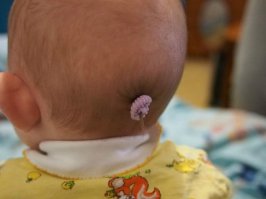 Грейс в младенчестве. Первая прическа, которую сделала ей мама  :)