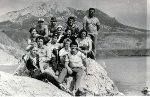 А мне 52 и я помню как сам ездил в Крым, в Феодосию... 1988 год.
Это где то по дороге к Планерскому. Может кто-то себя узнает. Хотя несколько человек на этом снимке уже нет в живых.