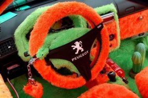 Упс! Сначала показалось что трусы на руль натянуты.
