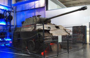 Пара фоток из технического музея в Зинсхайме, Германия (Sinsheim).
Первая оригинал поднятый из болота. Вторая современная копия (за монетку шевелит гусеницами, вертит башней и издает звуки).