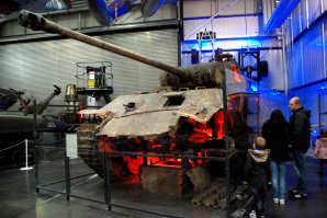 Пара фоток из технического музея в Зинсхайме, Германия (Sinsheim).
Первая оригинал поднятый из болота. Вторая современная копия (за монетку шевелит гусеницами, вертит башней и издает звуки).