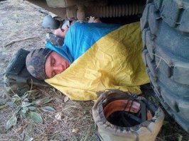 «Условия несения службы военнослужащими в зоне АТО нечеловеческие и не выдерживают никакой критики!

Только очень высокий моральный дух и патриотизм воинов, а также помощь волонтеров, общественных организаций, простых людей кое-как компенсируют отсутствие надлежащего оснащения, ужасные условия проживания, допотопную технику, которой по 30-40 лет, бездарное тыловое обеспечение», — пишет Наливайченко.

«Солдаты не жалуются, солдаты хитро жмурят глаз и говорят: прорвемся...

Солдаты позаростали бородами, и уже вросли в эту украинскую землю. Они никогда отсюда не уйдут...
Солдаты все еще верят в помощь государства, которая вот-вот должна поступить...