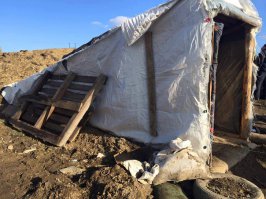 «Условия несения службы военнослужащими в зоне АТО нечеловеческие и не выдерживают никакой критики!

Только очень высокий моральный дух и патриотизм воинов, а также помощь волонтеров, общественных организаций, простых людей кое-как компенсируют отсутствие надлежащего оснащения, ужасные условия проживания, допотопную технику, которой по 30-40 лет, бездарное тыловое обеспечение», — пишет Наливайченко.

«Солдаты не жалуются, солдаты хитро жмурят глаз и говорят: прорвемся...

Солдаты позаростали бородами, и уже вросли в эту украинскую землю. Они никогда отсюда не уйдут...
Солдаты все еще верят в помощь государства, которая вот-вот должна поступить...