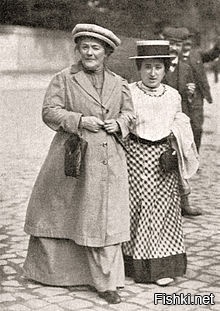 Из истории вопроса
8 марта 1908 года по призыву нью-йоркской социал-демократической женской организации состоялся митинг с лозунгами о равноправии женщин. В этот день более 15 000 женщин прошли маршем через весь город, требуя сокращения рабочего дня и равных c мужчинами условий оплаты труда. Кроме того, было выдвинуто требование предоставления женщинам избирательного права.
Клара Цеткин в 1910 году, на Второй Международной социалистической женской конференции, проходившей в Копенгагене 27 августа в рамках Восьмого конгресса Второго Интернационала, предложила учредить международный женский день. Имелось в виду, что в этот день женщины будут устраивать митинги и шествия, привлекая общественность к своим проблемам.
В 1914 году единственный раз женский день отмечался 8 марта одновременно в шести странах: Австрии, Дании, Германии, Нидерландах, России и Швейцарии. В тот год число 8 марта выпало на воскресенье.
В 1921 году по решению 2-й Коммунистической женской конференции было решено праздновать Международный женский день 8 марта в память об участии женщин в демонстрации в Петрограде 8 марта (23 февраля по старому стилю) 1917 года, как одному из событий, предшествовавших Февральской революции, в результате которой была свергнута монархия.
___________
Я не специалист по Еве Браун и узнал о том что вы прислали фото секретарши, любовницы и женны преступника Гитлера только с помощью помощью сервиса "поиск Гугл".
Но мне кажется что данная дама не праздновала коммунистический идеологический праздник!
.
на фото Клара Цеткин и Роза Люксембург, 1910 год