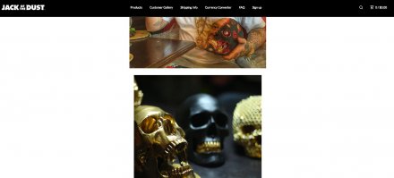 Чувак вырезает из дерева крутые черепа