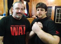 Ну не всем подходит :)

мериканский рукоборец Джефф Дейб (Jeff Dabe) пока еще не прославился серьезными достижениями в армрестлинге, так как не участвует в крупных международных соревнованиях, но может похвастаться одними из самых больших, если не самыми большими, руками в мире. У мужчины, которому скоро исполнится 50, просто огромные ладони, запястья и предплечья. Без лишних слов о величине рук этого спортсмена расскажут фото.:)