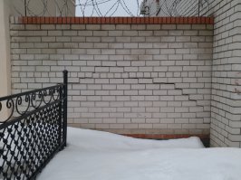 у нас Казани забор Водоканала сам поднимается весной и опускается к лету)