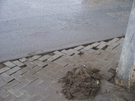 в России тротуары от ветра шевелятся и разваливаются)