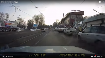 Еб.лан на пузотерке. Радиус поворота берет как на фуре...
И поворотник не включил. Рег был бы прав, если бы въ.ебал его...