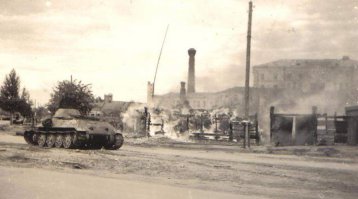 После боя на перекрестке Кольцовской и 20-летия Октября. На заднем плане труба хлебозавода на Красноармейской. Июль 1942.