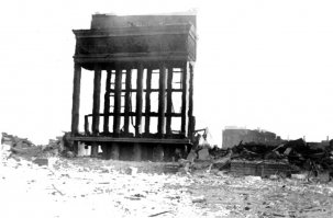 Все, что осталось от здания обкома ВКП(б), взорванного фашистами при отступлении. Сейчас на этом месте Никитинская библиотека.