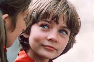 Девочка похожа на Алису))))