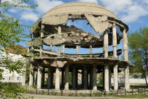 На северной окраине Воронежа стоит необычный памятник. Подобных ему едва насчитывается в мире с десяток, - остатки разрушенных войной зданий, сохраненные в том виде, в каком они предстали перед воинами – освободителями. Это легендарная Воронежская Ротонда.