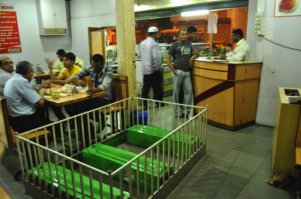 по этот забыли New Lucky Restaurant, Ахмедабад, Индия (Ресторан построили на старом мусульманском кладбище - могилы решили не убирать. Посетителей это не только не смущает - ресторан очень популярен. В Индии, где большинство верит в реинкарнацию, и содержать такой ресторан, и питаться в нем - к большой удаче. Самые популярные позиции - масляные рулеты и чай с молоком)