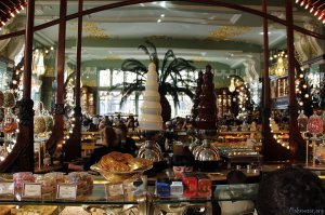 Магазин Елисеевых Санкт-Петербург.
Теперь и там Кафетерий устроили (на пол зала).