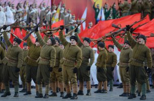 Боян, конечно... Но мошт кто не читал еше...

    М16 — Оружие для обороны...
    АК47 — Оружие для нападения...
    Трехлинейка — Оружие Победы!

    М16 — Под лупой плавится приклад
    АК47 — Под лупой можно рассмотреть до сих пор работающую вместо смазки вьетнамскую грязь
    Трехлинейка — Под лупой можно увидеть пропитавшую дерево КРОВИЩУ...и сто крестиков...

    М16 — Клинит когда грязная
    AK47 — Работает когда грязный
    Трехлинейка — Не была чистой с момента выдачи в войска в 1892-ом...году

    М16 — Сотни движущихся деталей скрепленных десятками болтов и винтов
    AK47 — Пара десятков движущихся деталей, удерживаемых пригоршней заклепок и уродливыми швами пьяного русского сварщика
    Трехлинейка — три движущихся детали, два винта...

    М16 — Вы скорее умрете чем поломаете свою дорогущую винтовку в рукопашной
    АК47 — Вашим автоматом можно неплохо отбиваться в рукопашной
    Трехлинейка — Ваша винтовка это классное копье с возможностью пострелять...

    М16 — если сломается боек, вы оправляете винтовку на завод по гарантии
    АК47 — если ломается боек, вы покупаете новый
    Трехлинейка — Если ломается боек, выкручиваете его на пару оборотов  в затворе...

    М16 — Сложнее в производстве чем многие самолеты
    АК47 — Используется странами у которых нет денег на самолеты
    Трехлинейка — Из нее сбивали самолеты...

    М16 — Делает маленькую дырочку, все аккуратно, в соответствии с Женевской конвенцией
    АК47 — Делает большую дыру, иногда отрывает конечности, не соответствует Женевской конвенции
    Трехлинейка — Одна из причин для создания Женевской конвенции...

    М16 — отлично отстреливает мелких грызунов
    АК47 — отлично отстреливает врагов любой революции
    Трехлинейка — отлично отстреливает любую легкую бронетехнику...

    М16 — попав в реку, перестает работать
    АК47 — попав в реку, все равно стреляет
    Трехлинейка — попав в реку, обычно используется как весло...

    М16 — Подствольник тяжел, но может положить гранату в окно за 200 метров

    АК47 — Если что, гранату от подствольника можно забросить в окно рукой
    Трехлинейка — Гранату в окно? Бей через стену, пуля пробивает рельсу , или почти метр кирпича...

    М16 — Можно поставить глушитель, небольшой патрон не дает много шума
    АК47 — В принципе можно поставить глушитель, но лучше просто прижимать врагов к земле непрерывным огнем
    Трехлинейка — Нафиг глушитель когда после первого выстрела все в любом случае оглохнут?

    Любимый напиток владельца
    М16 — Коньяк
    АК47 — Водка
    Трехлинейка — Тормозная жидкость, слитая по замерзшему лому...