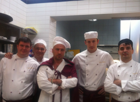 да, и его в том числе. Там вообще трое готовят. первый, второй и последний на снимке ниже. Все отличные повара, но Вячеслав немного профессиональнее. Он и пригласил всех. Сейчас не знаю уже сколько там. 
Ну и еще, кстати, он был шеф-поваром у самого Нурсултана Назарбаева (Казахстан) в свое время )))