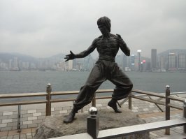 ПыСы. Ну как же Гонконг без Брюса Ли?!
