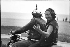 Тоже обратил внимание. Это наверное уникальный пример дружбы между Outlaws и Hell Angels - Outlaws подвозит своего товарища из Hell Angels на мотоцикле, а чё.
