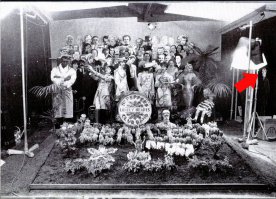 Христа сразу решили не изображать в толпе,а гражданин в правом углу чуть было не попал в окончательный вариант обложки. Фигуру-то приготовили.. Вот бы нынче смеху было!