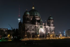 Хорошие фото. Вот не понимаю публики которая пишет, якобы все это фотошоп! У меня как у фотографа одни маты на устах.... фотошоп! У людей каша в голове! Если у человека руки кривые, и у него из фотоаппарата получается УГ, что никакой фотошоп не поможет, то по из логике у всех так должно быть. А то, что техника несовершенна, и то, что техника не может передать всю красоту  и буйство красок им невдомек! Сколько раз такое было, в живую - красота, на фото черте-че! И ведь не объяснишь, точнее так, пытаешься, а тебе все равно не верят. Говоришь этим упоротым, что и раньше, в докомпьютерную эпоху была ретушь, просто это было гораздо сложнее и не все было доступно. Нет и все тут! Адепты "теплого лампового мать" их!
Мои фото. И никакого "фотошопа", цветокоррекция кадрирование произведены в Lightroom.
Первые два фото с Маастрихта, последние с Берлина.