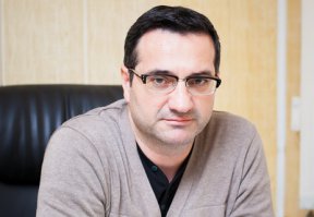 Они говорящие куклы, а рот им открывает кто-то похожий на этого парня.
