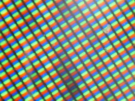 Срез волоса бороды.
Экран мобильного.
Край лезвия ножа.
Кристалл сахара.
Снято на эту лабуду