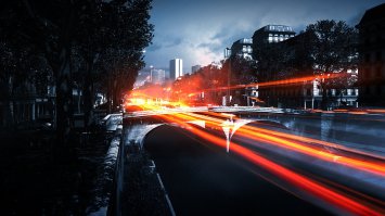 напротив Нотре Дам жандармерия Парижа, тоже примечательные ворота у них. и набережная Лувра