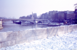 и мало кто знает, но если дальше пройтись, примерно с километр, то там будет здание института востока (что то связано с изучением востока) у которого очень интересные ставни на окнах, они открываются и закрываются в зависимости от освещенности солнцем.