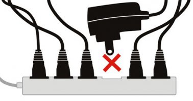 в удобстве подключения угловых вилок или больших блоков питания