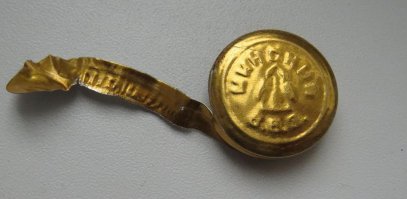 Снизу набить чёрным хлебушком, вставить 4 спички ...  и вот вам жирафик!