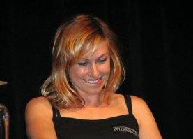 а мне всегда нравилась и нравится в этой передаче Кэри Байрон ))))