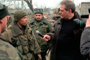 Верно говоришь, Станислав! Качество и талант художественного фильма измеряется не ведрами красной краски и рваными тряпками (типа мясо), а игрой артистов, режиссерской работой, оператором и сценарием. Спорить с этим может либо ребенок, либо кретин. Вот на фото снизу реальные фильмы о войне, а не эта "кровавая-мясная" х.е.р.ь. из 90-х. Если уж о чечне смотреть, то гораздо лучше Сергей Доренко снимал от туда репортажи. Прямо с переднего края. До сих пор их помню.