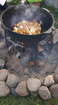 А мы казане готовим, молодая картошечка по-русски, ммммм.... вкуснота!