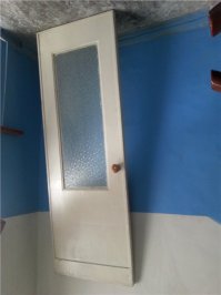 Девочки такие тоже бывают :) их пацанками называют. Я из таких.
Но я все свои приключения нашла до школы. 
В 3 года прыгала у бабушки во дворе на железной кровати пружинной, упала, об торчащую пружину порвала губу верхнюю от носа до губы. Кровища фонтаном хлещет. Ну что, плакать что ли, не интересно. Пошла к колонке, водой кровь смывать. Зашивать не стали, само зажило(шрам остался небольшой).
В 4 года я решила что я боксер :) помните такие баночки 200 мл, в них сметану продавали, одела такие на обе руки, снять не смогла :) так и бегала с ними по двору, пока не споткнулась и не упала. Баночки вдребезги, руки в кровь  на руках теперь шрамики белые.
В 5 лет сломала руку, лазила через дверь без стекла, запнулась и упала на руку.
В 6 лет упала головой на радиатор отопления, причем затылком :) вот тут уж пришлось зашивать
А в 7 лет пошла в школу и остепенилась